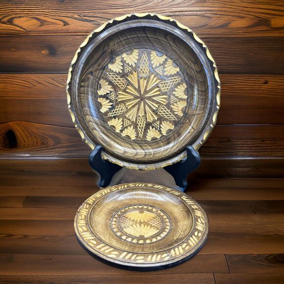 Set of 2 Vintage Hand Carved Oak Bowls Serrated Edge Two Tone 8" and 5.5" - Picture 1 of 9
